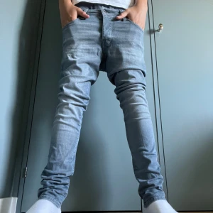 J&J jeans - Sköna Jack n Jones jeans. Strlk 27/30 Säljs för att de är för små. Nypris: 749kr 10/10 skick. Använda noll gånger!