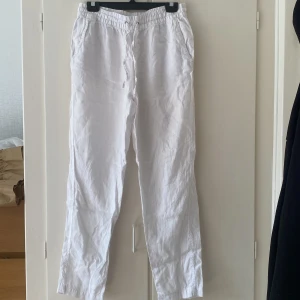 Linnebyxor - Linnebyxor från H&M⭐️ Vita linnebyxor i storlek S, säljs pågrund av att de inte passar, använda mycket men fortfarande fint skick, enda defekten är att det blivit små märken i tyget, skriv för bilder Säljer för 120kr + frakt⭐️ Pris kan diskuteras