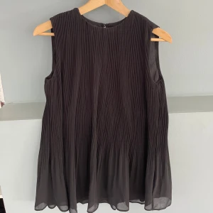 Svart blus  - Säljer denna svarta fina blusen då den inte kommer till användning 💓 Tryck ej köp nu innan ni kontaktat mig💓