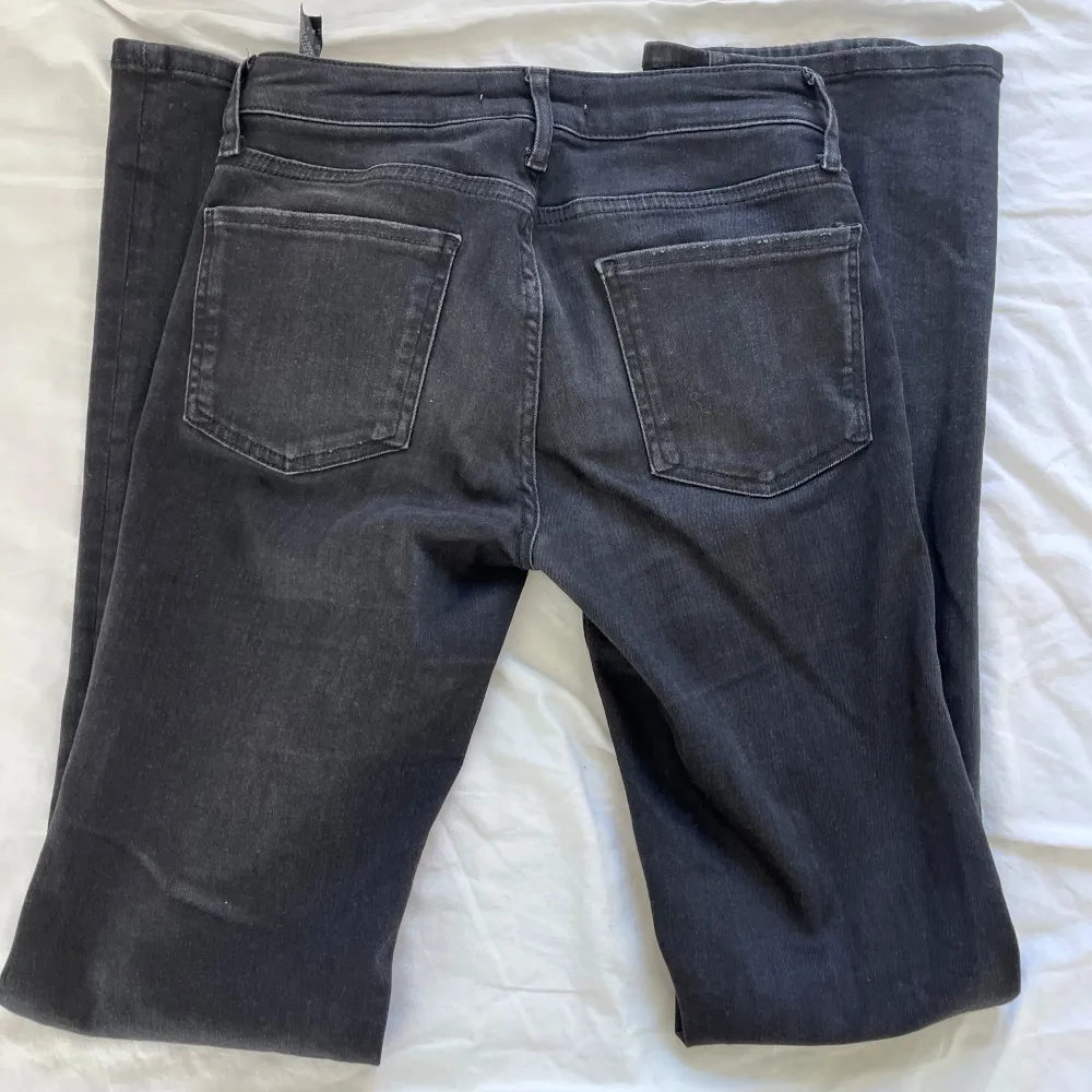 Lågmidjade jeans från zara i en bootcut modell. Säljer då de tyvärr inte passar längre. Jeans & Byxor.