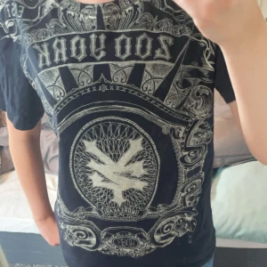 T-shirt  - En skit snygg t-shirt från Zoo york, i storlek S. 