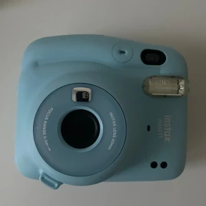 Instax mini - Polaroid kamera. Använd några gånger. Ingår inga bilder till. Inga repor eller liknande