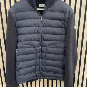 Moncler cardigan  - Riktigt fint skick säljer pga av pengar behov, skit bra jacka till hösten och varma vinter dagar. L men passar M själv är jag 182 och passar perre//mvh loke