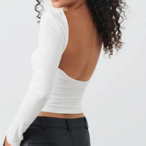 Vit backless topp - Backlesstopp från gina i storlek xs, inte mycket använd alls så i fint skick❤️❤️Obs tröjan är inte missfärgad bara dåligt ljus