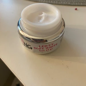 Soft white nagel gelé  - Det är en vit nagelgelé som är 15g och extra bra till fade/ombre den är använd en gång på ett övningsfinger❤️💅