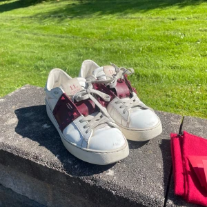 Valentino skor  - Säljer nu mina fina skor då jag är ute efter något annat, finns små slitage(se bilder) men annars i gott skick tycker jag, medföljer även nya skosnören, dustbag o kort, skriv vid frågor🙌