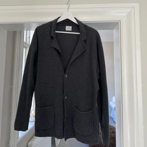 John Henric stickad kavaj/kofta - Nypris 1300kr. Knappt använd. Storlek M eller liten L. 