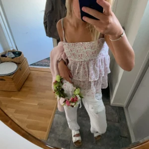 sommar tröja - super somrig tröja med små blommmöster och volang! storlek 170 men passar xs, S🩷💘 hör av er för fler bilder!