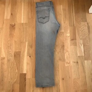 Säljer dessa underbara Replay jeans  - 154-160 modellen på sista bilden är 162 och väger 49 kg. Jeansen är perfekta för dig som gillar den lite mer slim looken, men ändå vill att dina ben ska kunna andas. Köpte de för 10 gånger. Nypris 900 mitt pris är 500.  Priset är inte huget i sten. 