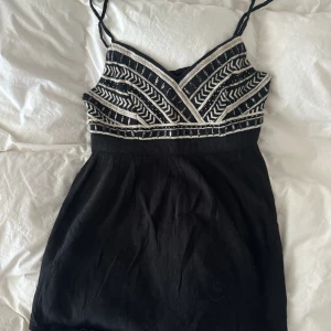 Topp med detaljer  - Topp från hollister med detaljer, typ aldrig använd i storlek s