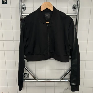 Svart zip-up - Svart zip-up som går till midjan. Står att den är M, men skulle snarare säga att den är S beroende på hur man vill att den ska sitta.🌸