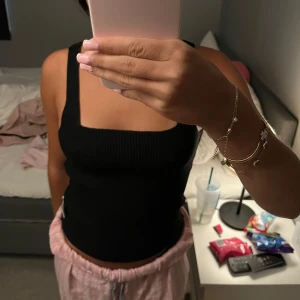 Svart ribstickad linne - Endast använd några gånger 😊