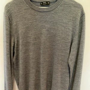 Merinoull tröja - Tja, säljer nu en snygg grå stickad tröja, materialet är merino ull och tröjan är i fint skick. Hör av er vid minsta fråga:)