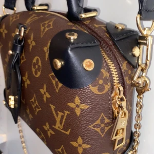 Väska - Helt ny. Ej äkta! LV påse ingår 