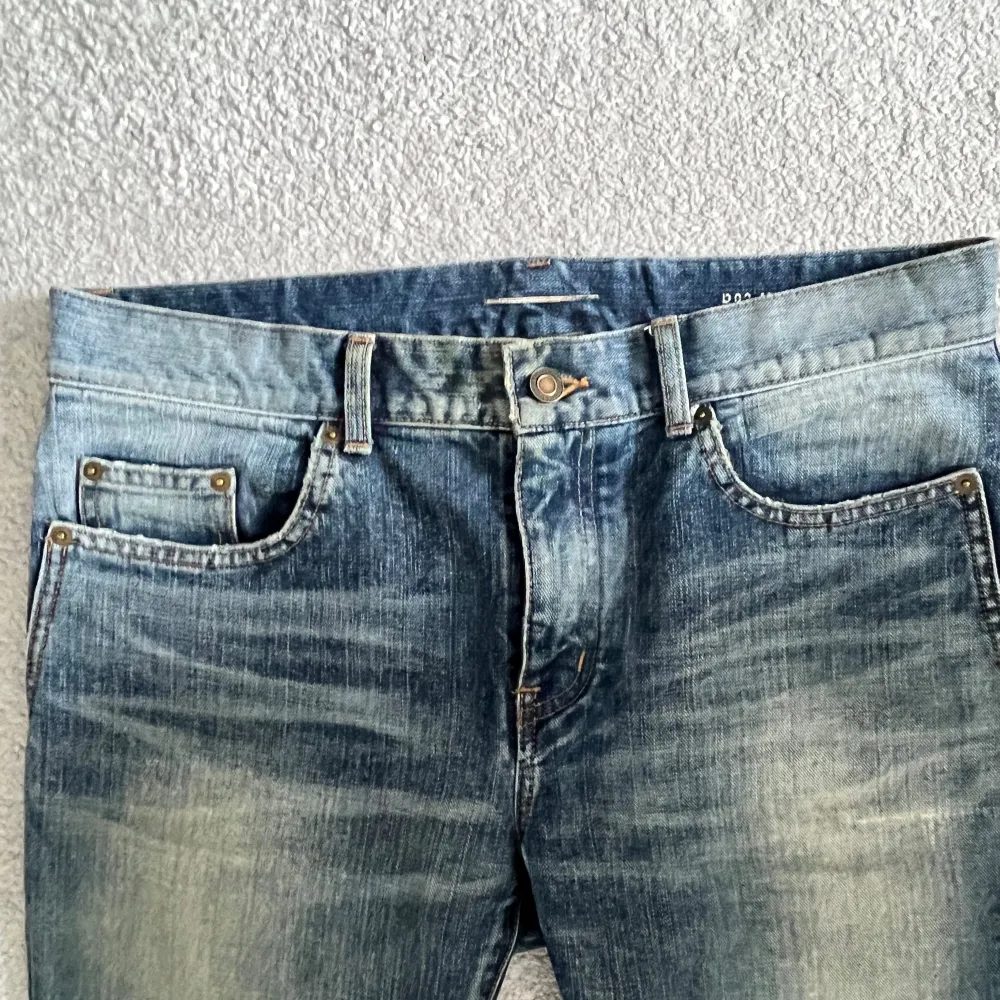 Hej, säljer ett par sjukt feta Saint Laurent Jeans! Jeansen är sjukt limiterade och svåra att få tag på | Storlek = 31  Skick = 10/10  Nypris = 8000kr, säljs för endast 1799kr! . Jeans & Byxor.