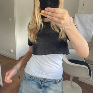 Avklippt T-shirt  - Avklippt T-shirt med spets längst upp. Super fin med ett linne under. Sthlmstil 