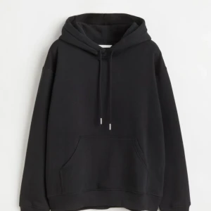 Svart hoodie från h&m - säljer min svarta hoodie från h&m pga ingen användning! Använd 1-2 gånger och har inga defekter!💗