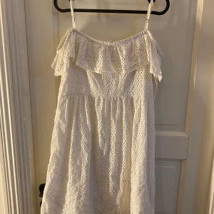 Vit kort klänning - Bra skick, normal i storleken 