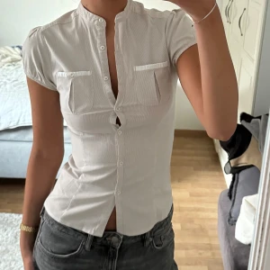 Skjorta zara - Säljer min skjorta från zara, väldigt fint skick, finns några fläckar så skicka ett pm så skickar jag bilder på fläckarna