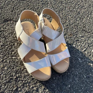 Sandaler🤍 - Sommar sandaler ifrån Zoeys strl 34. Vit/beiga. Med dragkedja på insidan. Använd nån enstaka gång. Pris går o diskutera.