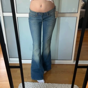 Lågmidjade Bootcut jeans  - Helt nya jeans från Wrangler. Storlek w26 L34. Passar alltså någon som är lång! Innerbenslängd: 86 midjemått:36x2 stretch till 38. köp sker via köp nu, postar inom 24h