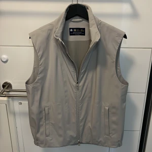 Loro piana vest - Snygg loro piana vest i ny skick väldigt bra kvalitet och fina detaljer. Storlek S men passar M. Tveka inte på att höra av er vid flera frågor 🙌