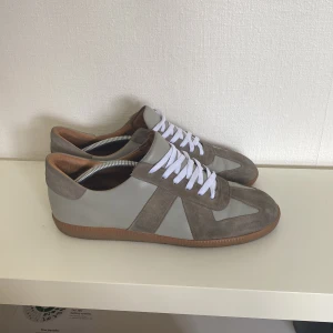 Gats  - Feta Gats inspirerade av maison margielas perfekt till sommaren  Låda andra snören och dustbag tillkommer  Skick 7/10 då de finns vissa skavanker se bild 3