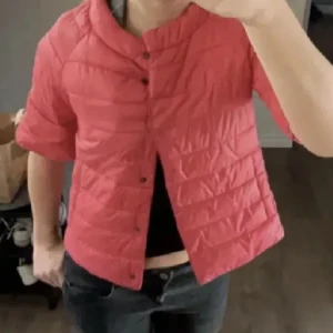 trekvartsärm jacka - Lånad bild!! Den har inga skador.Kom privat för egna bilder💗💗