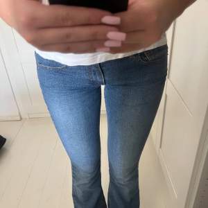 Lågmidjade jeans från Levis. Skitsnygga och sitter bra. Innerbenslängd-78 och midjemått-76. Jag är 1.62💗