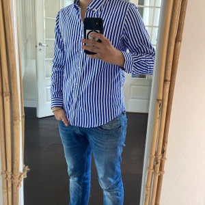 Skjorta - En snygg blå vit randig skjorta i suveränt skick 10/10  Storleken är xxl men sitter som en small  Perfekt nu till sommaren och våren.  Hör av er vid funderingar 😀 
