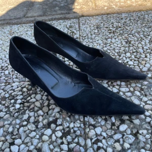 Kitten heels  - Super snygga kitten heels i svart suede, storlek 39 💕Made in Italy