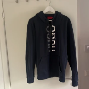 Hugo boss tröja - En fin marinblå Hugo boss hoodie i bra skick och bara använd ca 5-10 gånger , jag är 185 och den sitter perfekt👍/ hör av er vid frågor.