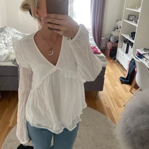 Blus - Jötte fin blus som är helt oanvänd. Tröjan är ifrån barnavdelningen på Gina Tricot men ör i storlek 170 så passar xs-s