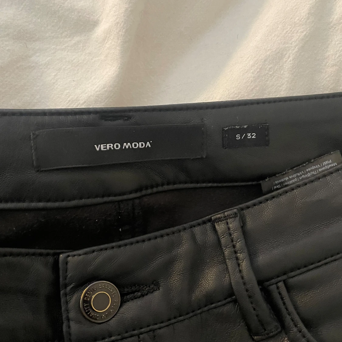 Bootcut utsvängda skinnbyxor - 90