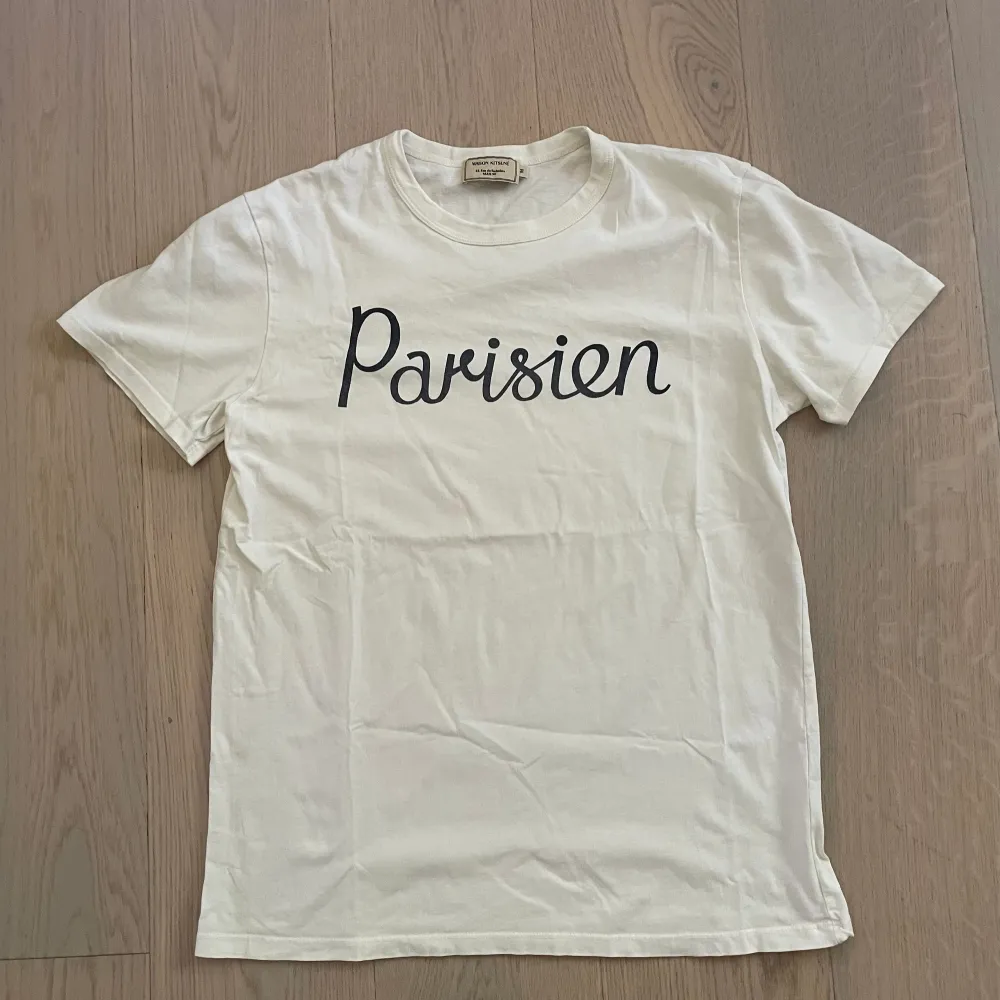 Unik Maison Kitsune t shirt i perfekt skick. Helt oanvänd utan defekter. T-shirts.