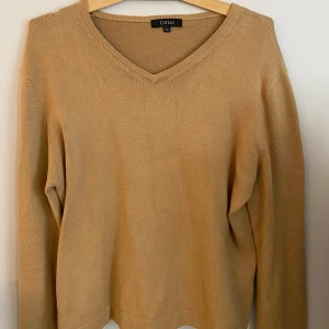 Brun tröja från märket Clifton. - Jag säljer min bruna tröja. Den är i storlek L och kommer från märket Clifton. Den är i mycket bra skick.