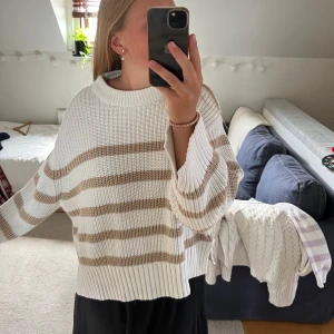 Stickad randig tröja  - Köptes på Gina använd fåtal gånger ser helt ny ut! Storlek M passar även S säljer för 120 kronor priset är diskuterbart! ❣️❣️