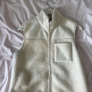 Fluffig väst - I jättebra skick. Accepterar inga bud under 335 kr och kan sälja för 335 vid snabb affär. Tar för tillfället inte emot några byten och vill ha västen såld. Skriv vid frågor💓 gå även in på min profil då jag säljer väldigt mycket andra fina plagg!