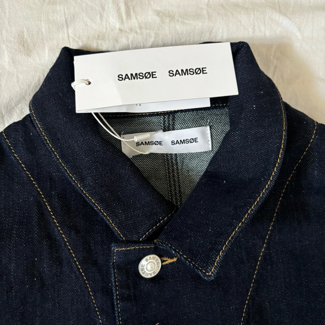 Jeansjacka, inköpt för 1899 men aldrig använd. Tags finns därmed kvar  - 91