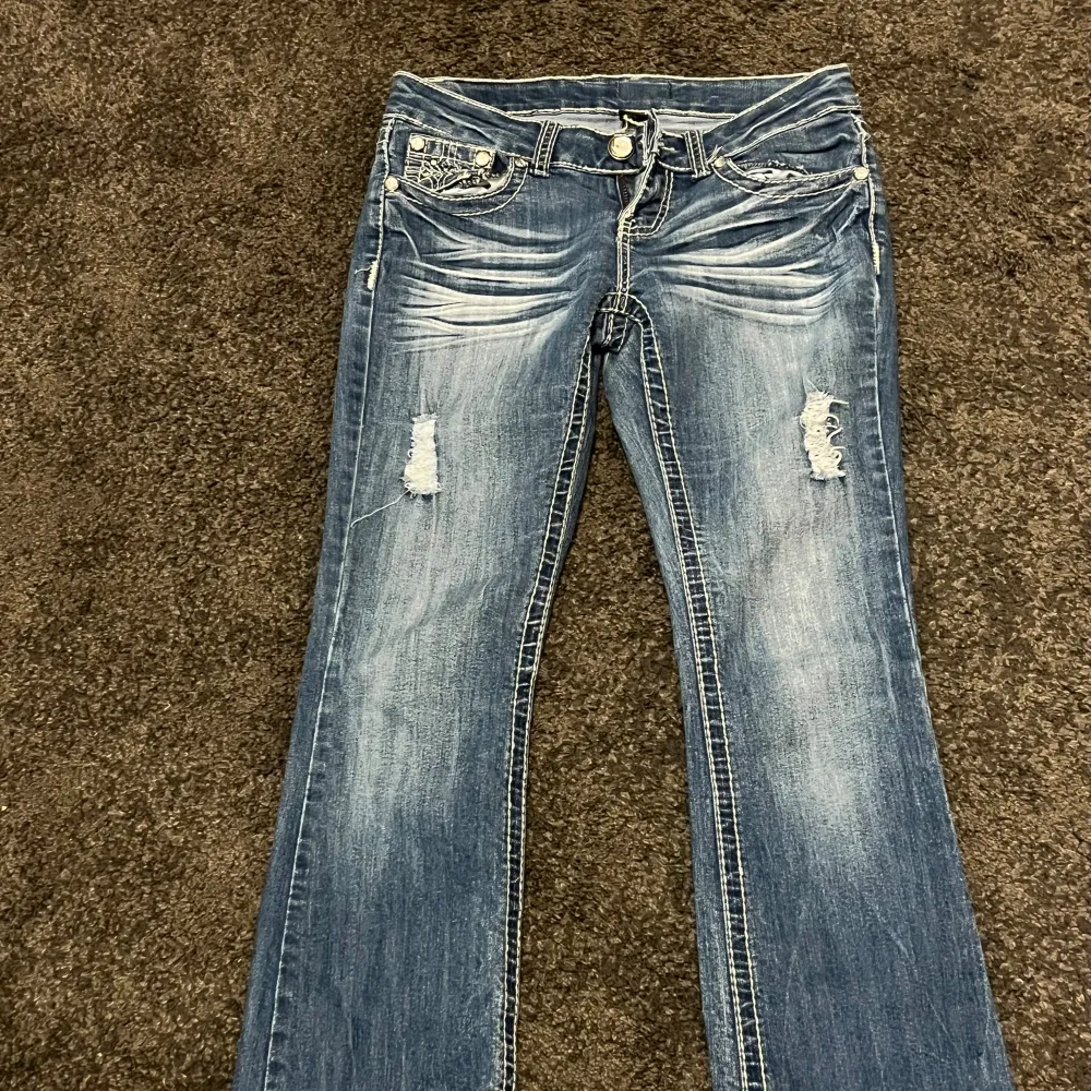 Jättefina lågmidjade bootcutjeans som jag tyvärr måste sälja vidare då jag köpte fel storlek, jag är ca 165 för referens!❤️ köpta på Vinted för 800 kr, aldrig använda av mig! Midjemått 39cm, innerbensmått 79cm. Jeans & Byxor.