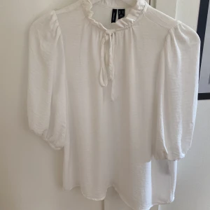 Vit blus  - Jätte söt blus som aldrig kommer till användning, kom privat för fler bilder❤️