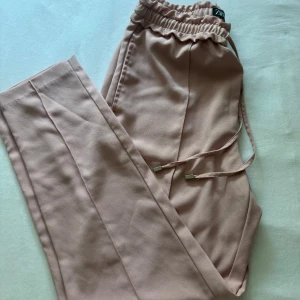 Zara byxor  - Ett par ljusrosa somriga byxor från zara. Jätte fin färg och som nya. Passar storlek XS/S! 💗