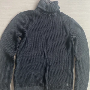 Polo tröja Lagency - Helt ny skick med lapp på, svart/väldigt djup silver, ny pris 1300