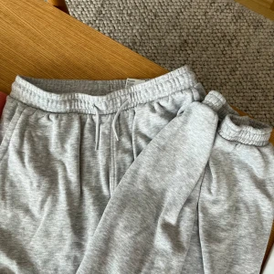 Grå mjukisbyxor från Weekday - Ett par bekväma grå mjukisbyxor från Weekday med elastisk midja och dragsko. Nästan aldrig använda💓