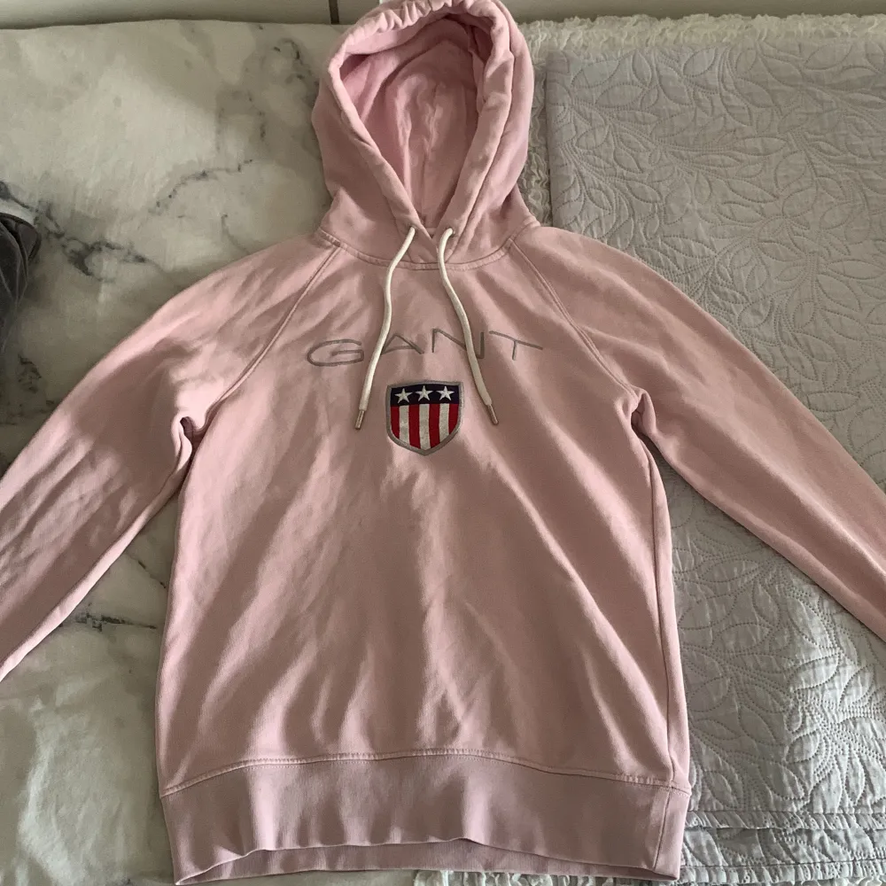 Säljer denna jättefina rosa gant hoodie i storlek xs! Den är köpt för 800 kr och bara använd 1 gång💕. Hoodies.