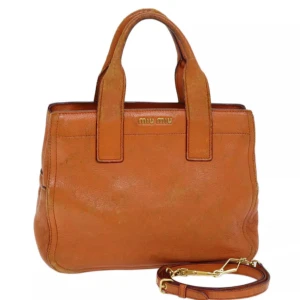 Miu Miu väska - DETALJER Ursprung: Italien    Material: läder Tillbehör: garantikort och axelrem