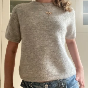 Gina Tricot Shortsleeve top grey - Helt oanvänd! - Jättefin tröja från Gina tricot💕 Helt oanvänd, inga fläckar🩷