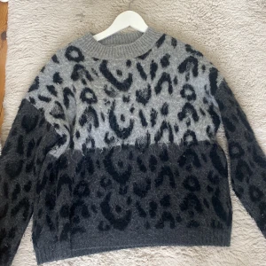 Tjocktröja leopard - Säljer min tjocktröja från mango. Jätte bra skick!❤️