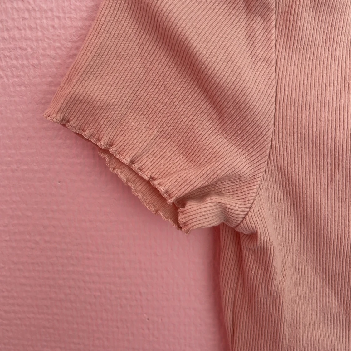 Basic kortärmade ribbad tröja. - 91