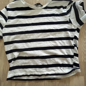 randig kort t-shirt !!💙 - En rätt så kort randig t-shirt från zara, passar perfekt med ett spets linne under. Använde några få ggr i början men ingen tydlig användning. Priset kan diskuteras vid intresse ❣️
